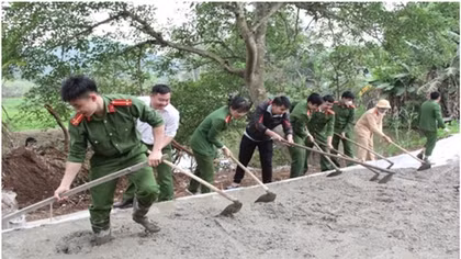 Công an Nghĩa Đàn giúp dân làm đường giao thông nông thôn