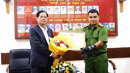Khen thưởng Thiếu tá Công an dù bị thương vẫn dũng cảm bắt tội phạm