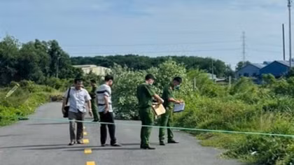 Người đàn ông chết trên bãi cỏ với nhiều vết đâm