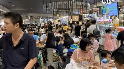 COVID-19 tăng vọt lên hơn 2.100 ca, cao nhất từ đầu năm đến nay