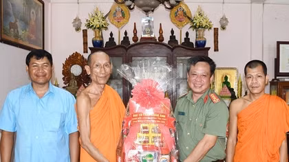 Nhiều hoạt động ý nghĩa của Công an tỉnh Trà Vinh và Vĩnh Long nhân Lễ Sêne Đôlta của dân tộc Khmer