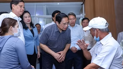 Thủ tướng khảo sát thực tế việc bảo đảm thuốc, vật tư y tế cho bệnh nhân