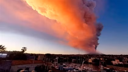 Núi lửa Etna phun trào kịch phát, cột tro bụi cao hơn 10 km