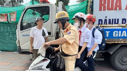 Tài xế vi phạm nồng độ cồn, CSGT chở 2 cháu nhỏ đi học