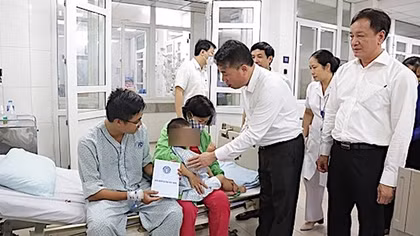 Lãnh đạo BHXH Việt Nam thăm hỏi, hỗ trợ người bị thương trong vụ cháy chung cư mini tại Hà Nội