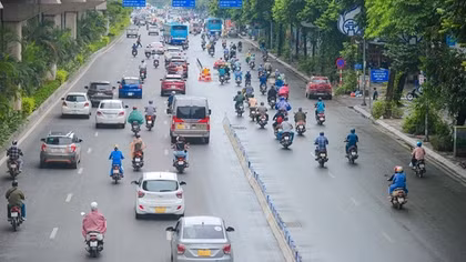 Hà Nội chỉ "tạm thời" tháo dải phân cách cứng trên đường Nguyễn Trãi