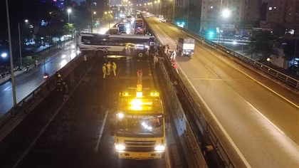 Xe khách nổ lốp, đường Vành đai 3 trên cao ùn tắc giữa đêm