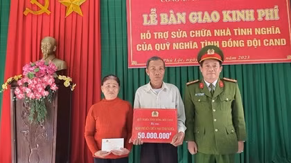 Hỗ trợ kinh phí xây nhà tình nghĩa cho gia đình liệt sĩ CAND