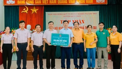 Mưa lũ chưa qua, tình người đã tới
