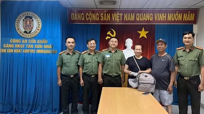 Hành khách Việt kiều cảm ơn Công an Cửa khẩu Cảng HKQT Tân Sơn Nhất
