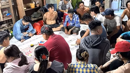 4 đối tượng tổ chức lắc tài xỉu tại nhà riêng bị khởi tố