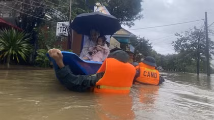 Công an sơ tán nhiều phụ nữ mang thai, trẻ em thoát khỏi vùng lũ