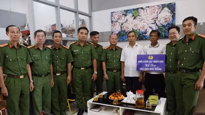 Tặng hơn 100 triệu đồng giúp đỡ cán bộ Công an mắc bệnh hiểm nghèo