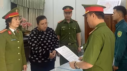 Làm giả hợp đồng đặt cọc, giấy hẹn trả sổ đỏ để chiếm đoạt gần 1 tỷ đồng