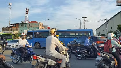 Cần xe buýt nhỏ để trung chuyển khách ra đường lớn