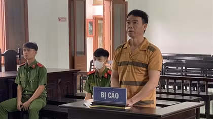 Tạt xăng đốt vợ cũ, lĩnh 8 năm tù