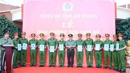 Bàn giao phương tiện cho Công an các đơn vị, địa phương An Giang