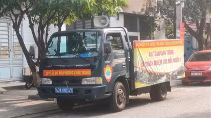 Quá hạn đăng kiểm, xe của UBND phường vẫn “ngông nghênh” trên phố