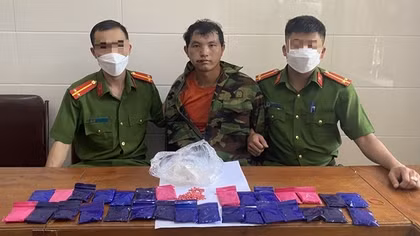 Khống chế đối tượng buôn ma túy kiêm "múa dao"