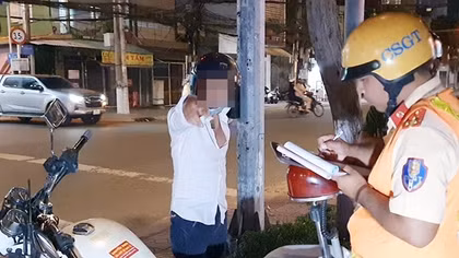 Người đàn ông say xỉn đe dọa phóng viên ghi hình khi bị CSGT xử lý