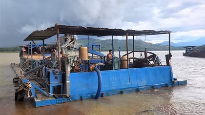 Điều tra vụ tàu công suất lớn hút trộm cát vùng giáp ranh