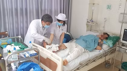 Nối thành công bàn chân gần đứt lìa do bị tai nạn giao thông