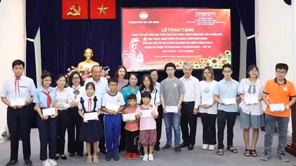 Trao 112 suất kinh phí hỗ trợ học tập cho học sinh, sinh viên dân tộc thiểu số