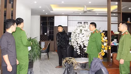 Ung dung lái xe tải đi phá khóa cửa nhà, trộm tài sản