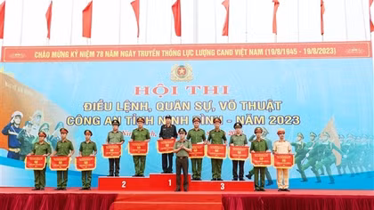 Công an Ninh Bình tổ chức Hội thi điều lệnh, quân sự, võ thuật