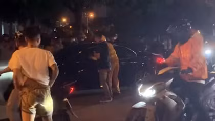 Camry lao lên vỉa hè, tài xế bất tỉnh ngay tại ghế lái