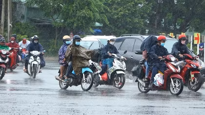 Dân miền Tây “đội mưa” quay lại TP Hồ Chí Minh và các tỉnh Đông Nam bộ