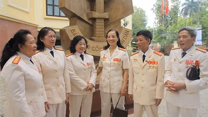 Người con gái viết đơn bằng máu, tình nguyện ra chiến trường bảo vệ đất nước, trả thù cho cha