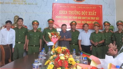 Khen thưởng các cá nhân, tập thể bắt giữ 3 đối tượng truy nã trong vụ khủng bố ở Đắk Lắk