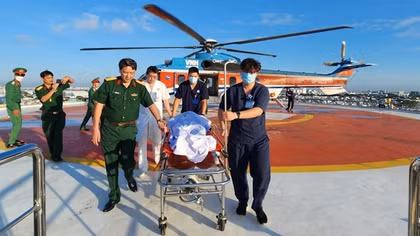 Kịp thời điều trực thăng đưa ngư dân từ đảo Phan Vinh về đất liền điều trị