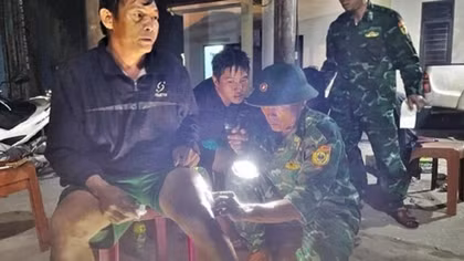 Kịp thời cứu sống 3 ngư dân bị chìm tàu trên biển