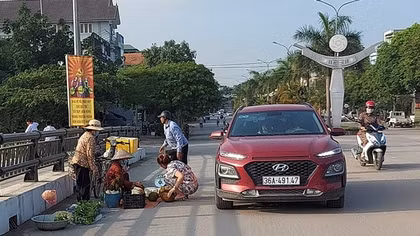Nhức nhối tình trạng lấn chiếm vỉa hè bán hàng rong ở Bỉm Sơn