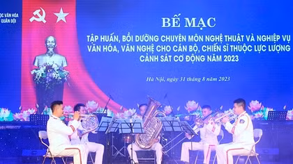 Cảnh sát cơ động bồi dưỡng chuyên môn nghệ thuật, nghiệp vụ văn hoá, văn nghệ