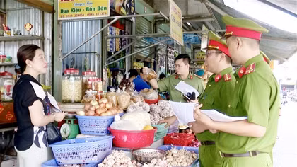 Công an Bạc Liêu tuyên truyền người dân đảm bảo vệ sinh an toàn thực phẩm