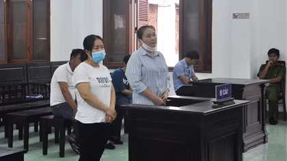 Người phụ nữ lừa đảo cùng nạn nhân bị lừa đưa nhau ra toà lãnh án