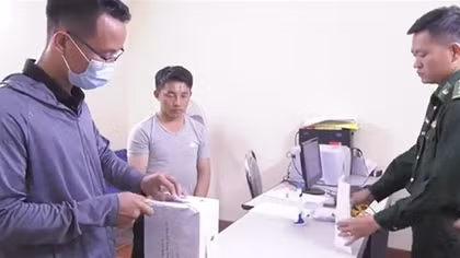 Bắt đối tượng ôm 2 bánh heroin cùng 12 nghìn viên ma túy