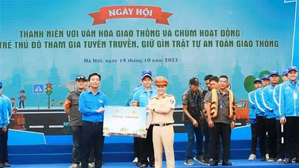 Ra mắt Đội Thanh niên tình nguyện tham gia đảm bảo TTATGT