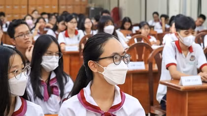 TP Hồ Chí Minh chỉ đạo các trường học đeo khẩu trang và khử khuẩn