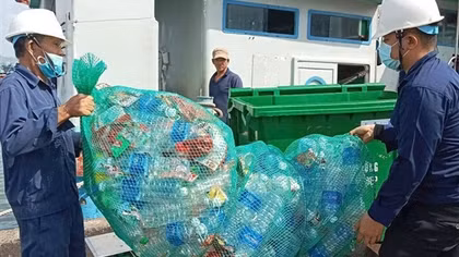 Ngư dân đưa rác thải về bờ để bảo vệ môi trường biển