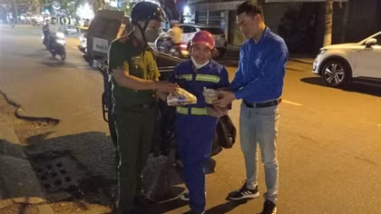 Những bát cháo đêm làm ấm lòng người lao động nghèo