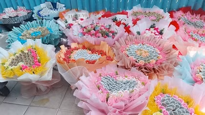 Kiểm tra các cơ sở bán hoa cuốn từ tiền thật