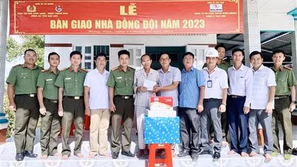 Tặng nhà tình nghĩa cán bộ, chiến sĩ hoàn cảnh khó khăn