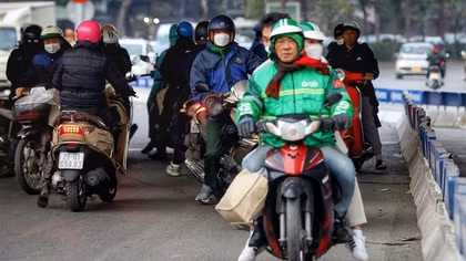 Ngã Tư Sở lại có phân luồng mới, giao thông hỗn loạn, người dân quay xe chạy ngược chiều