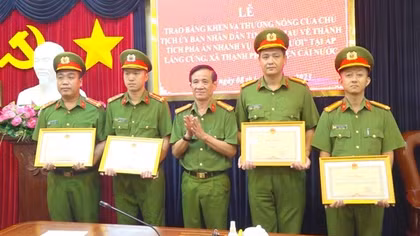 Khen thưởng tập thể, cá nhân phá nhanh vụ án con rể sát hại vợ đang mang thai và cha mẹ vợ