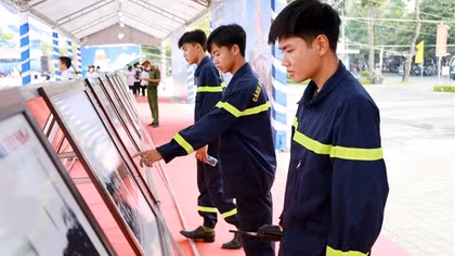 Trưng bày ảnh: Luật gia Việt Nam với biển đảo quê hương