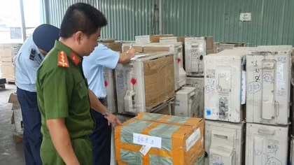 Tạm giữ hàng ngàn sản phẩm điện tử trị giá 7,5 tỷ đồng